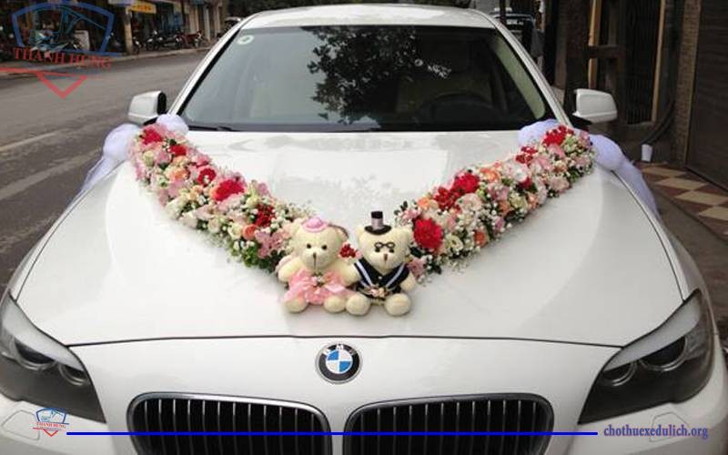 trang trí xe cưới bằng hoa giả