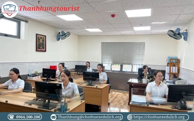 Xe Thanh Hùng cho thuê xe đưa đón nhân viên tại TPHCM
